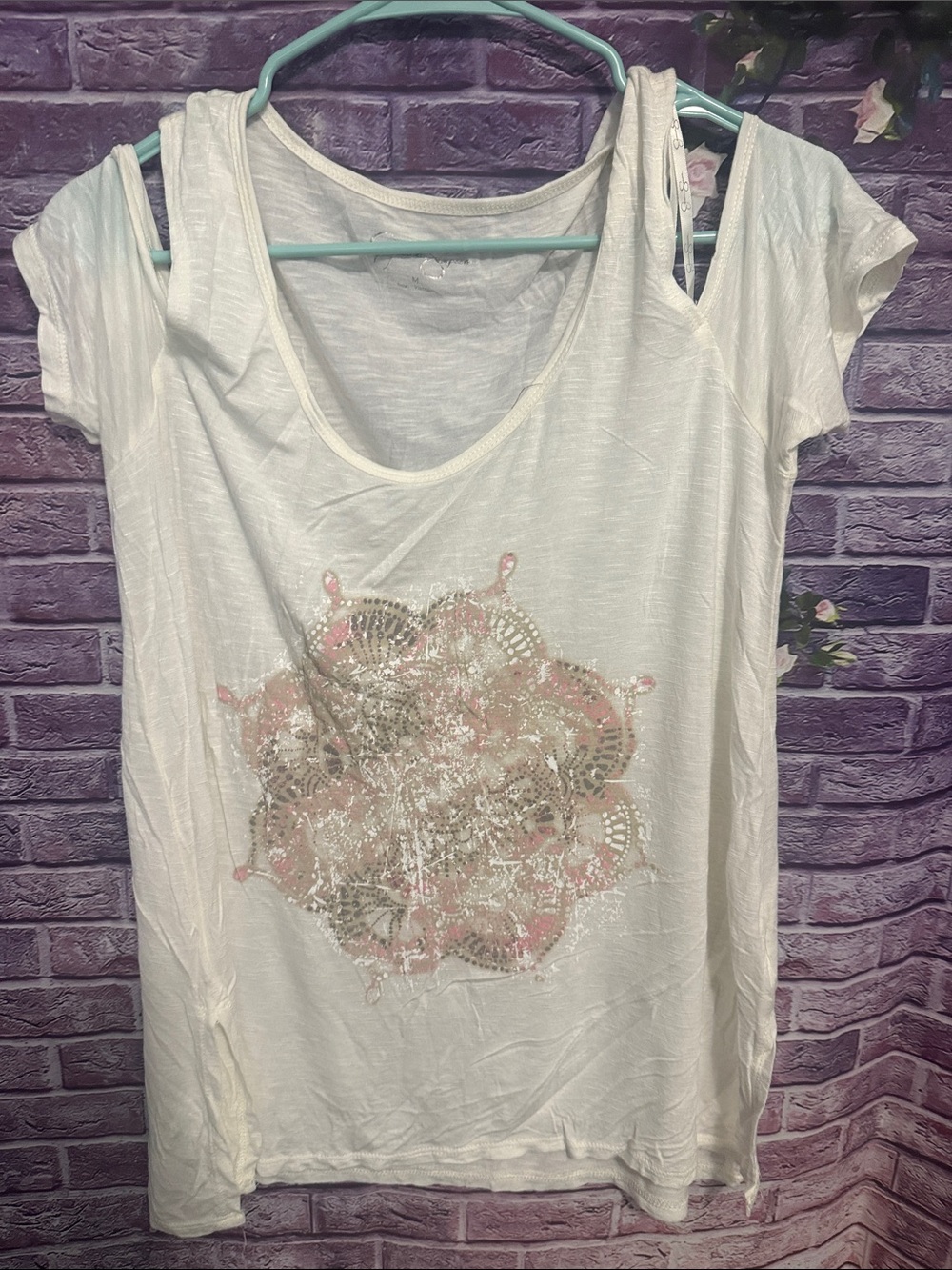Jessica Simpson White Short Sleeve Scoop Neck Tee with Pink & Silver Mandala m